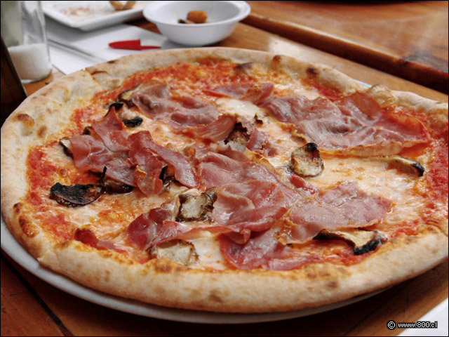 Pizza de mozzarella con champi�ones y speck en Signore